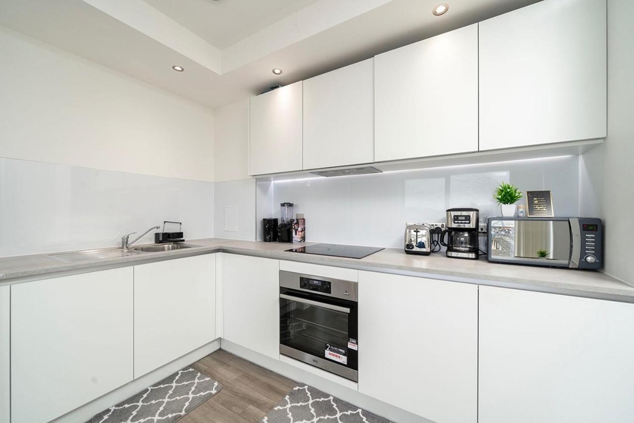Deluxe Double Bed In Shared Near Canary Wharf, Airport & O2 Arena With Thames View * Londen