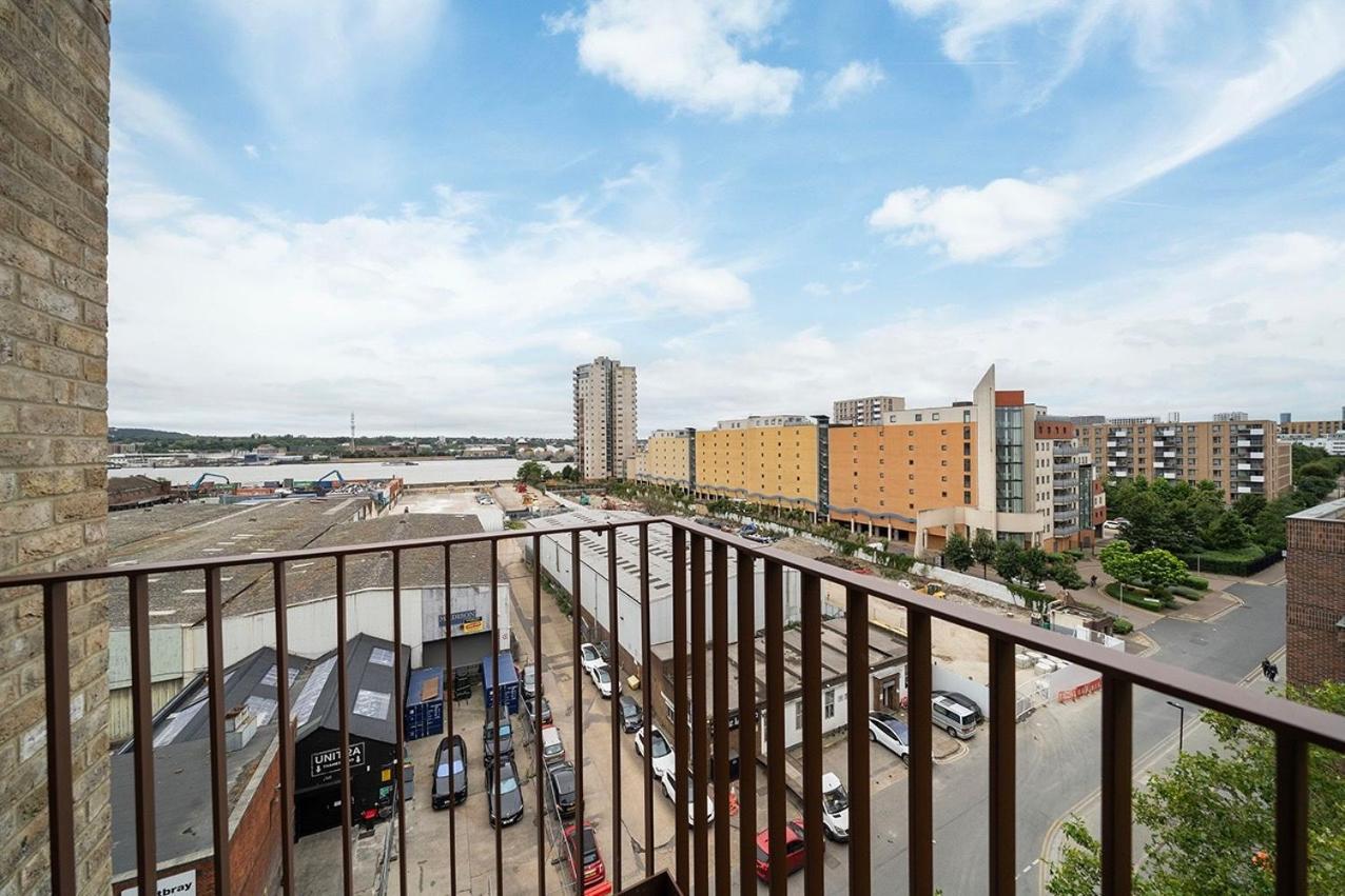 Deluxe Double Bed In Shared Near Canary Wharf, Airport & O2 Arena With Thames View Lägenhet London