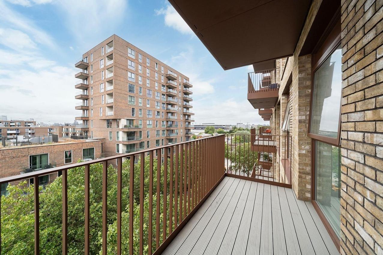 Deluxe Double Bed In Shared Near Canary Wharf, Airport & O2 Arena With Thames View * Londen