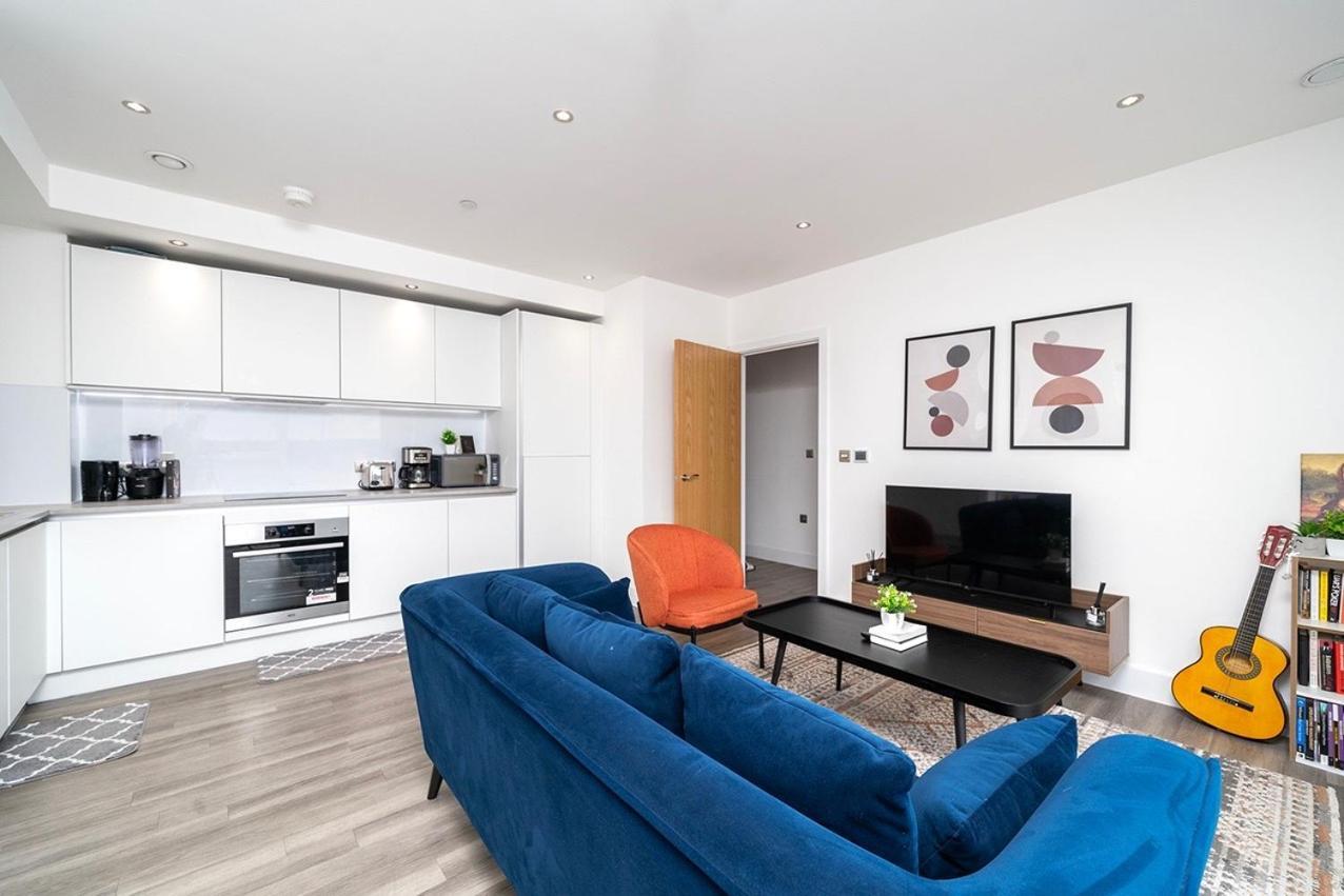 Deluxe Double Bed In Shared Near Canary Wharf, Airport & O2 Arena With Thames View Londen