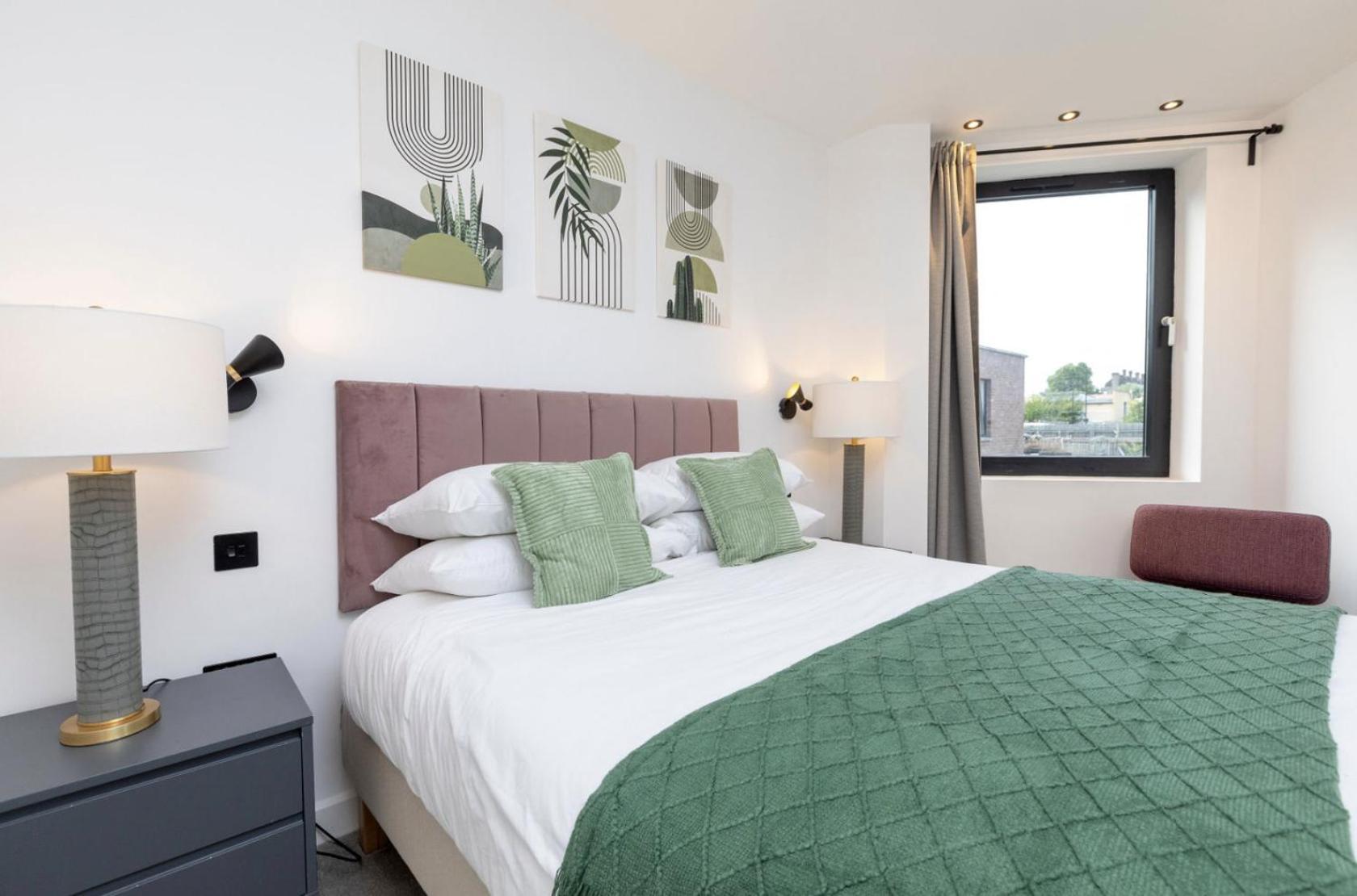 Modern Flat With Private Balcony Lift Access London