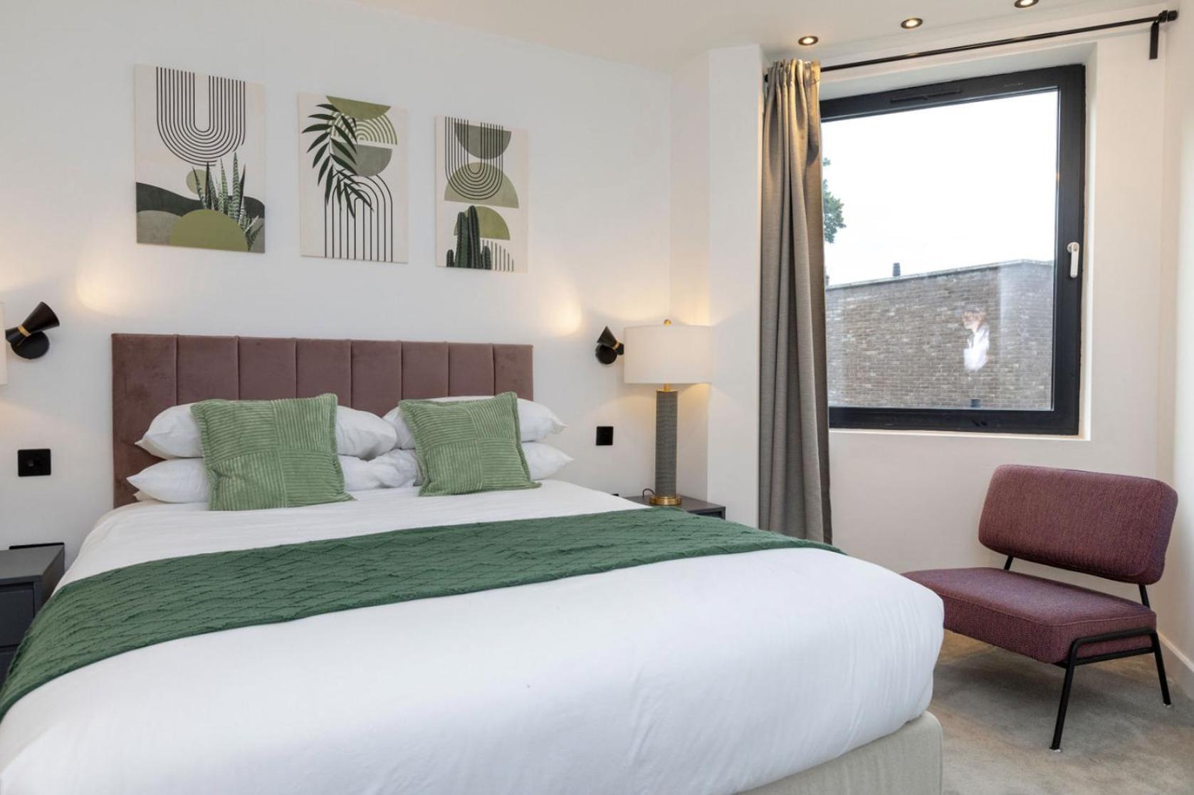 Modern Flat With Private Balcony Lift Access Apartment *