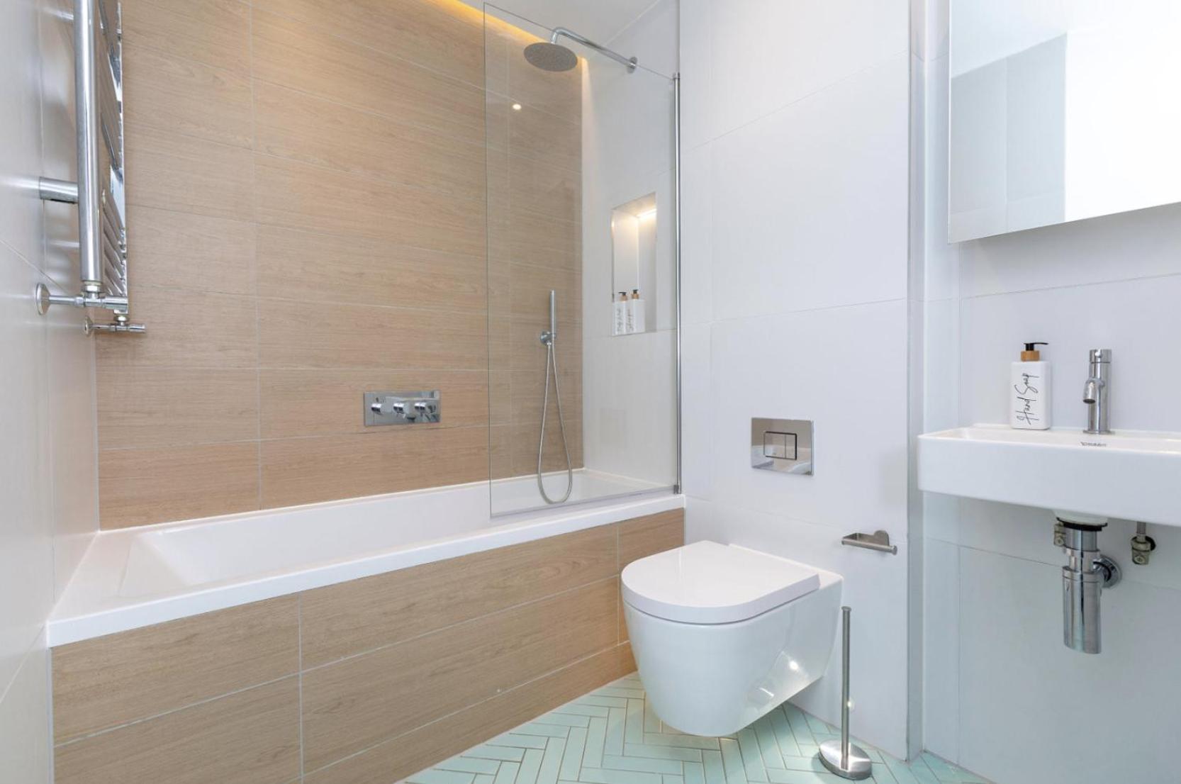 Apartment Modern Flat With Private Balcony Lift Access *