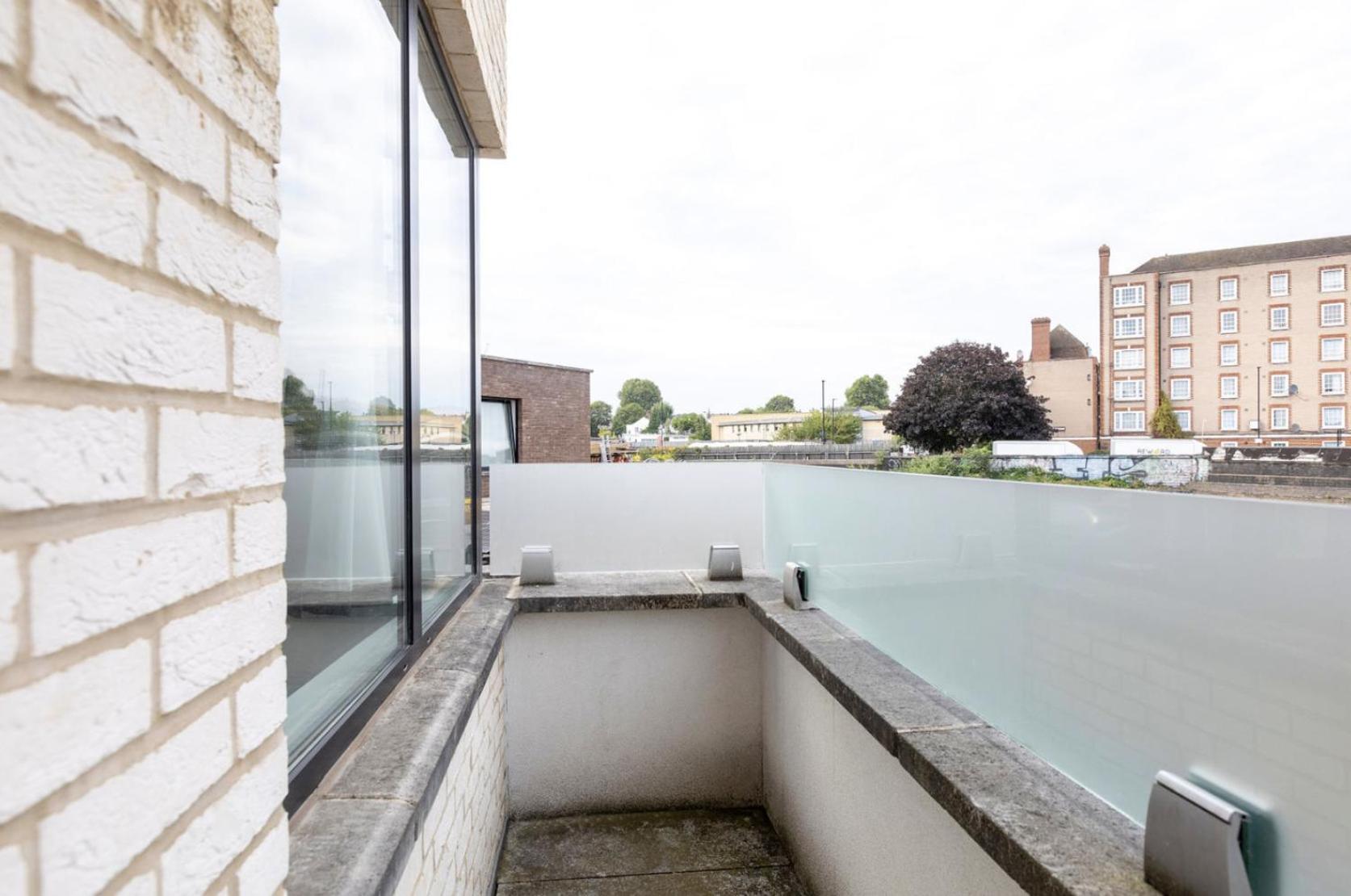 Apartment Modern Flat With Private Balcony Lift Access