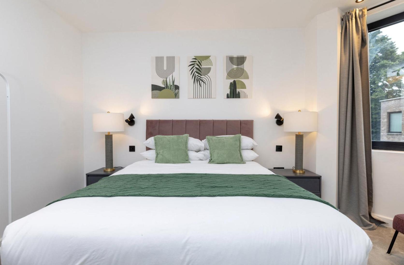 Modern Flat With Private Balcony Lift Access London