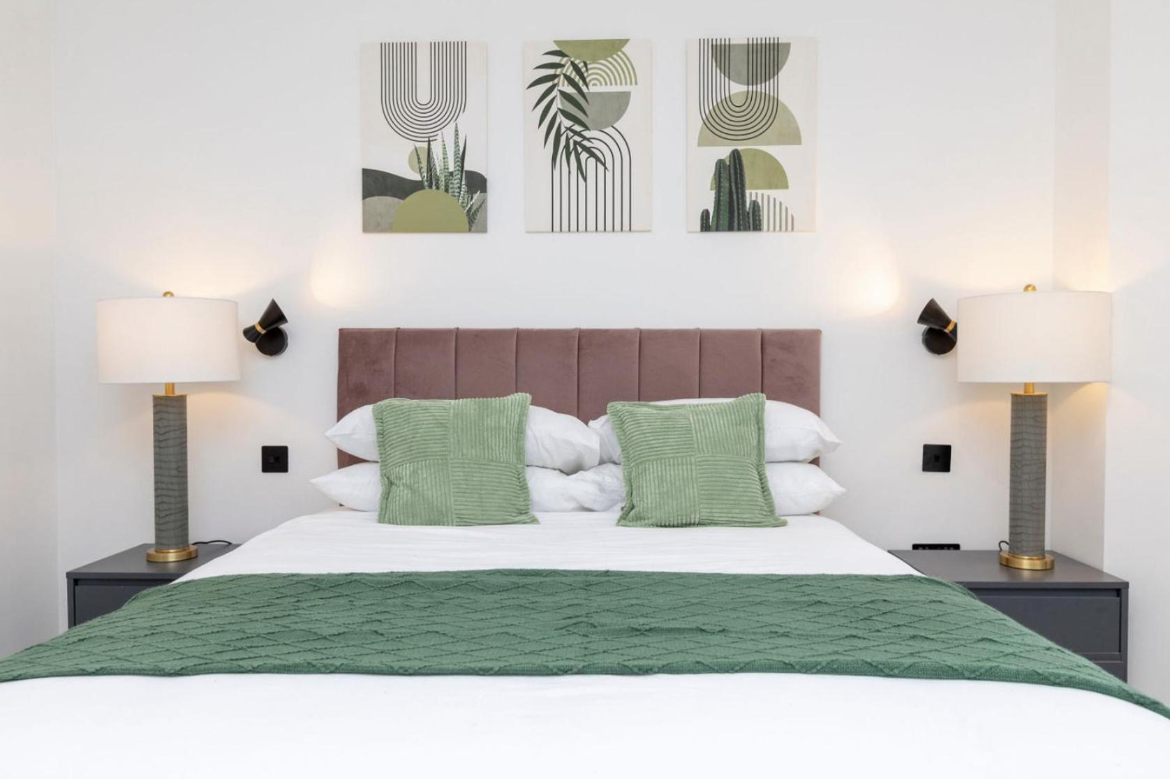 Modern Flat With Private Balcony Lift Access London