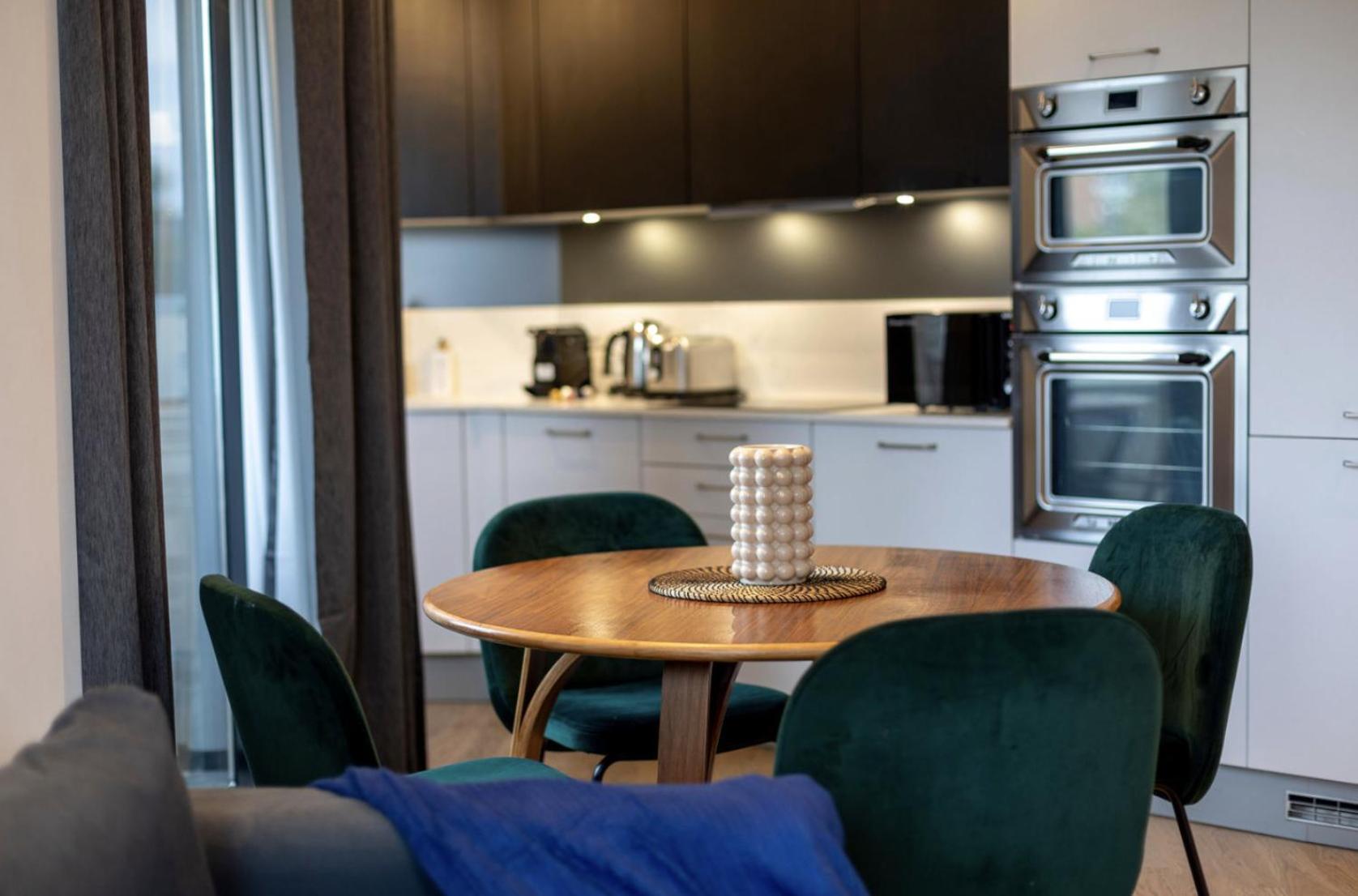Modern Flat With Private Balcony Lift Access * London