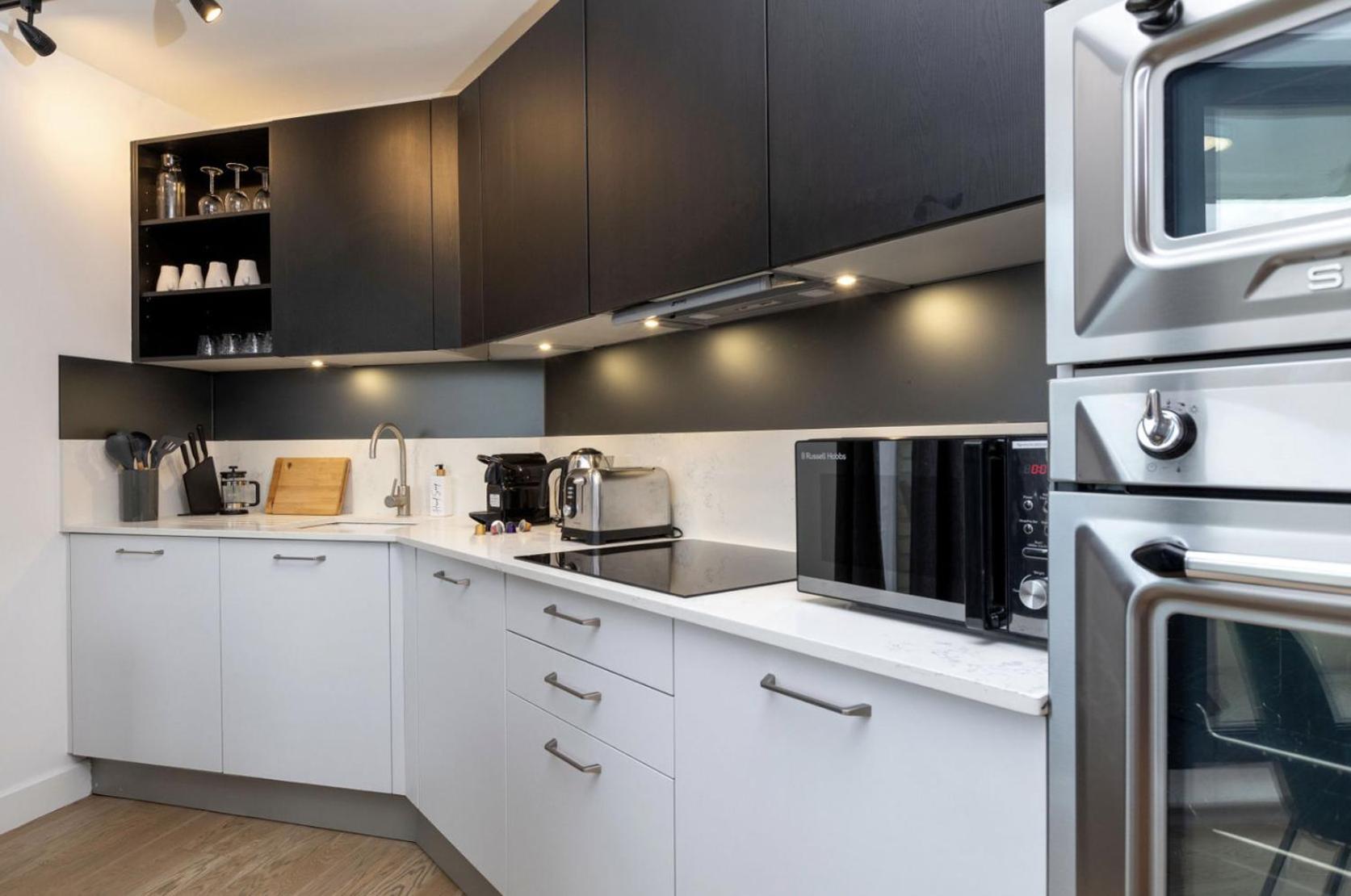 Modern Flat With Private Balcony Lift Access London