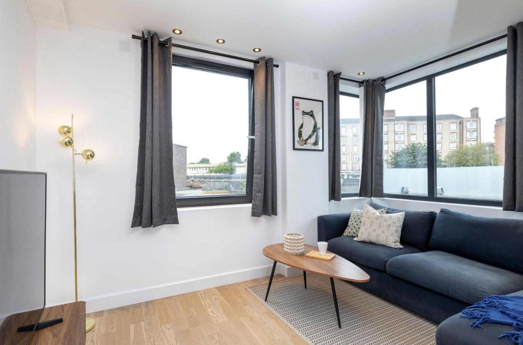 Modern Flat With Private Balcony Lift Access * London