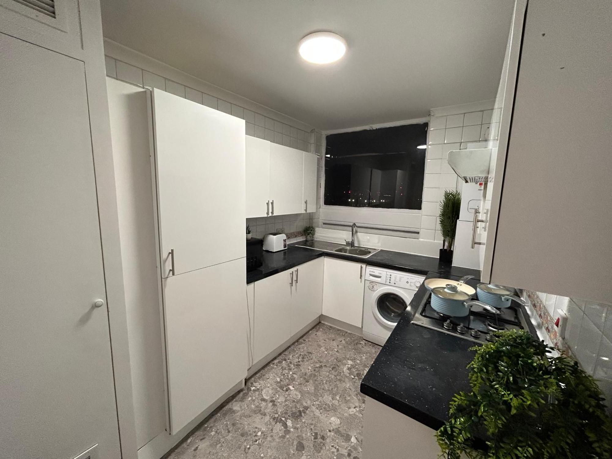 Posh 2 Bedroom Living Kitchen 2 Bathroom * London