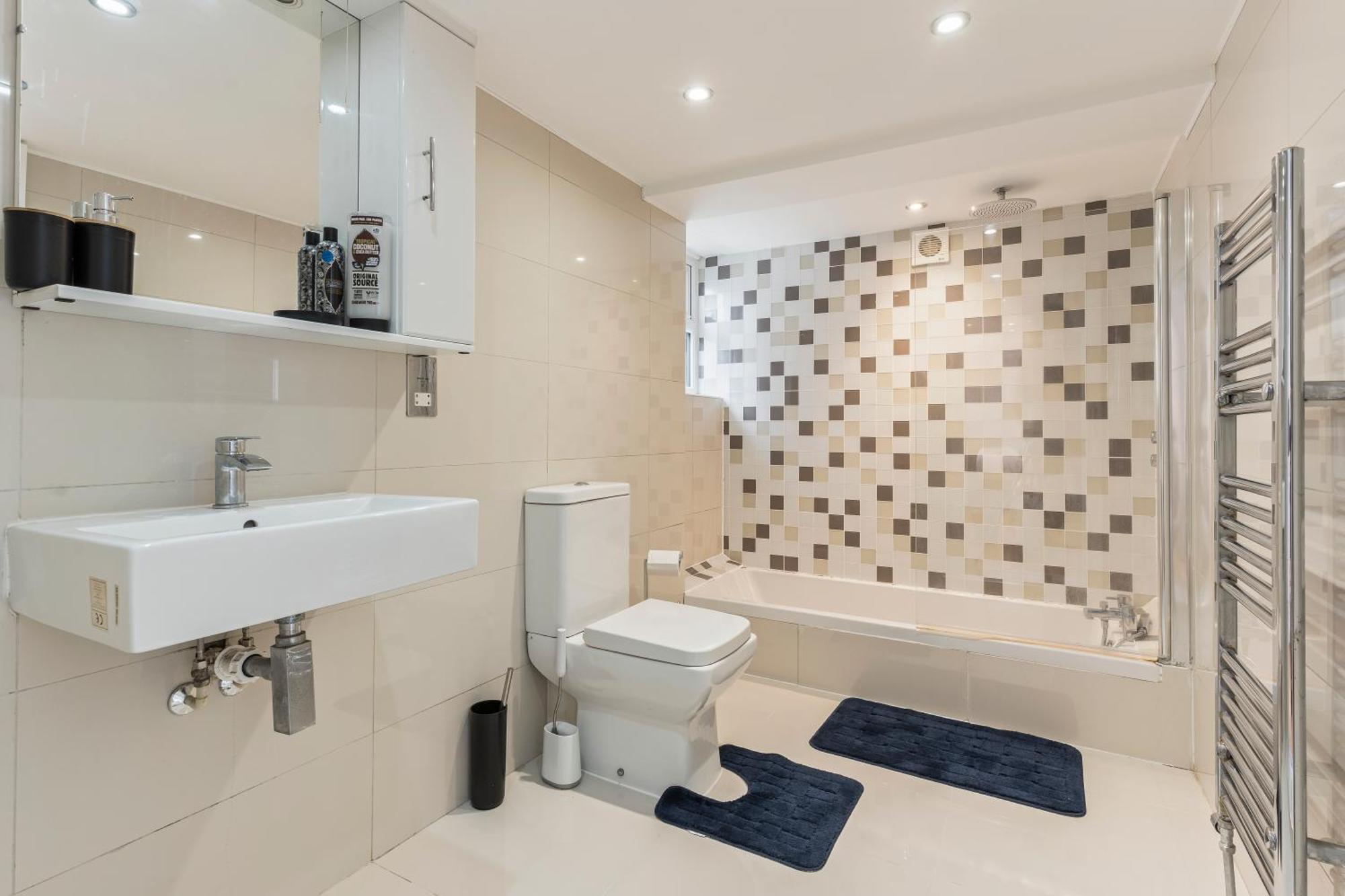 Apartment Charming 2-bed Flat With Garden In *