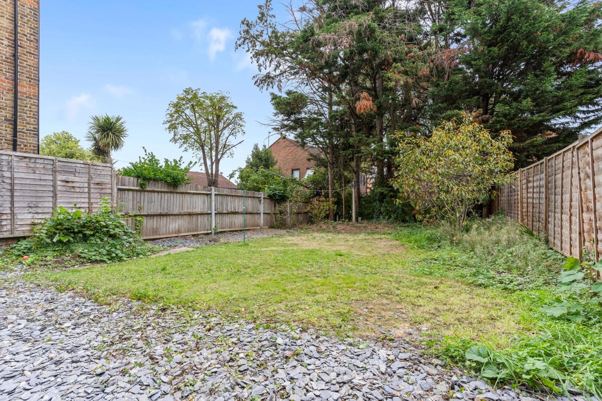 Apartment Charming 2-bed Flat With Garden In London