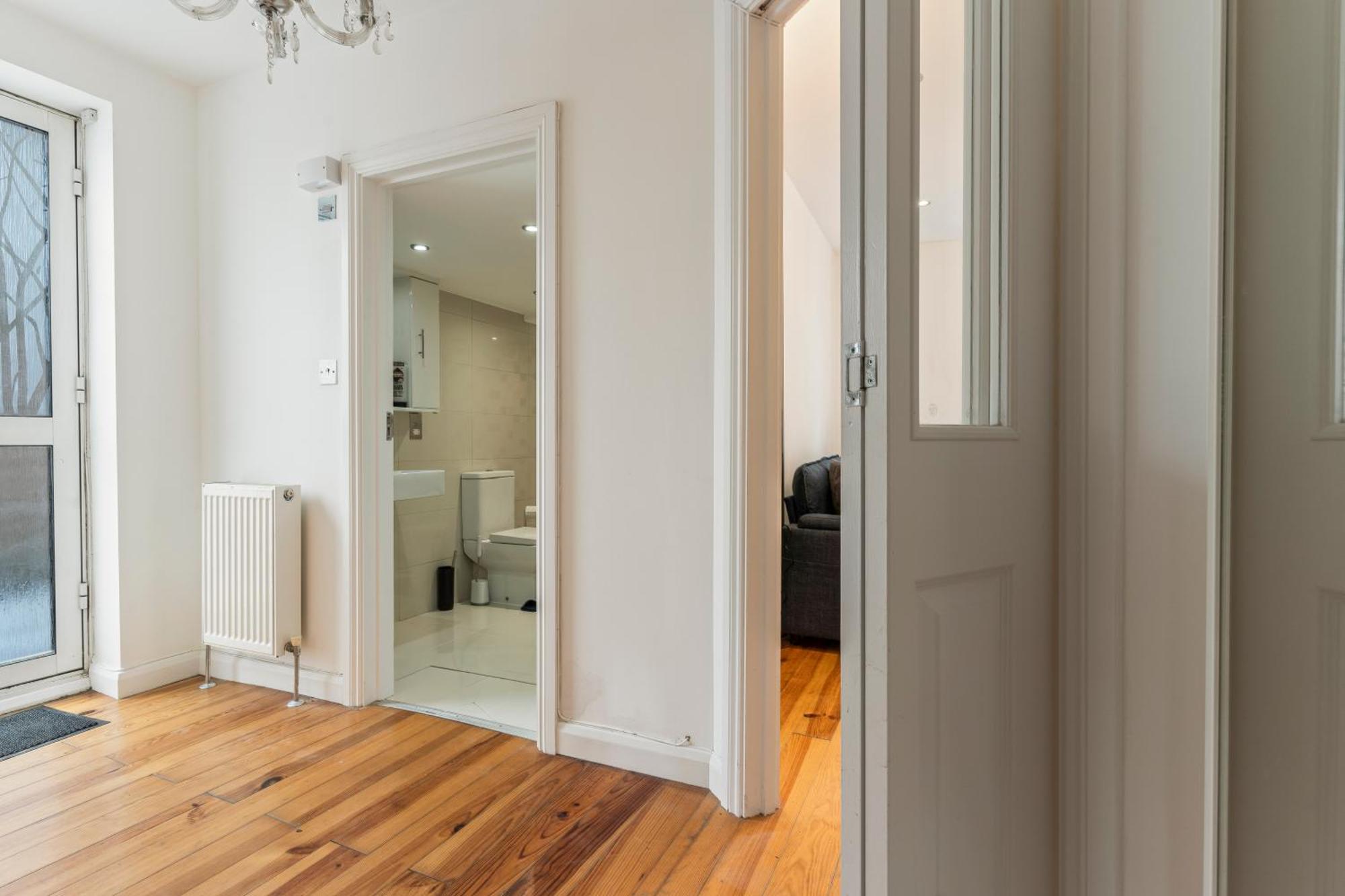Charming 2-bed Flat With Garden In * London