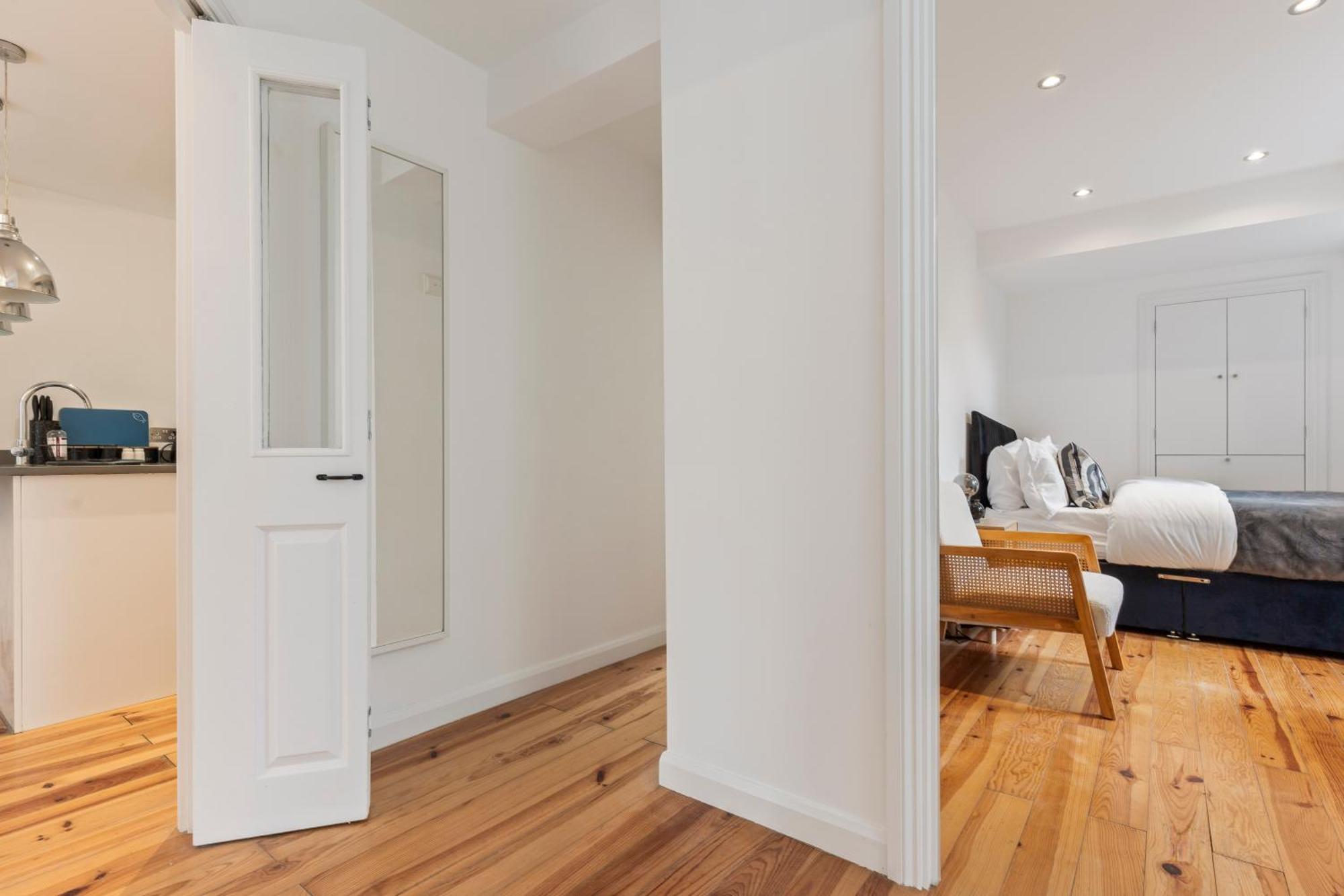 Apartment Charming 2-bed Flat With Garden In *