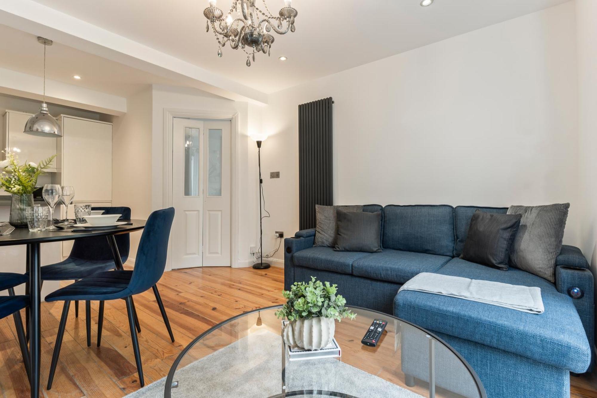 Apartment Charming 2-bed Flat With Garden In