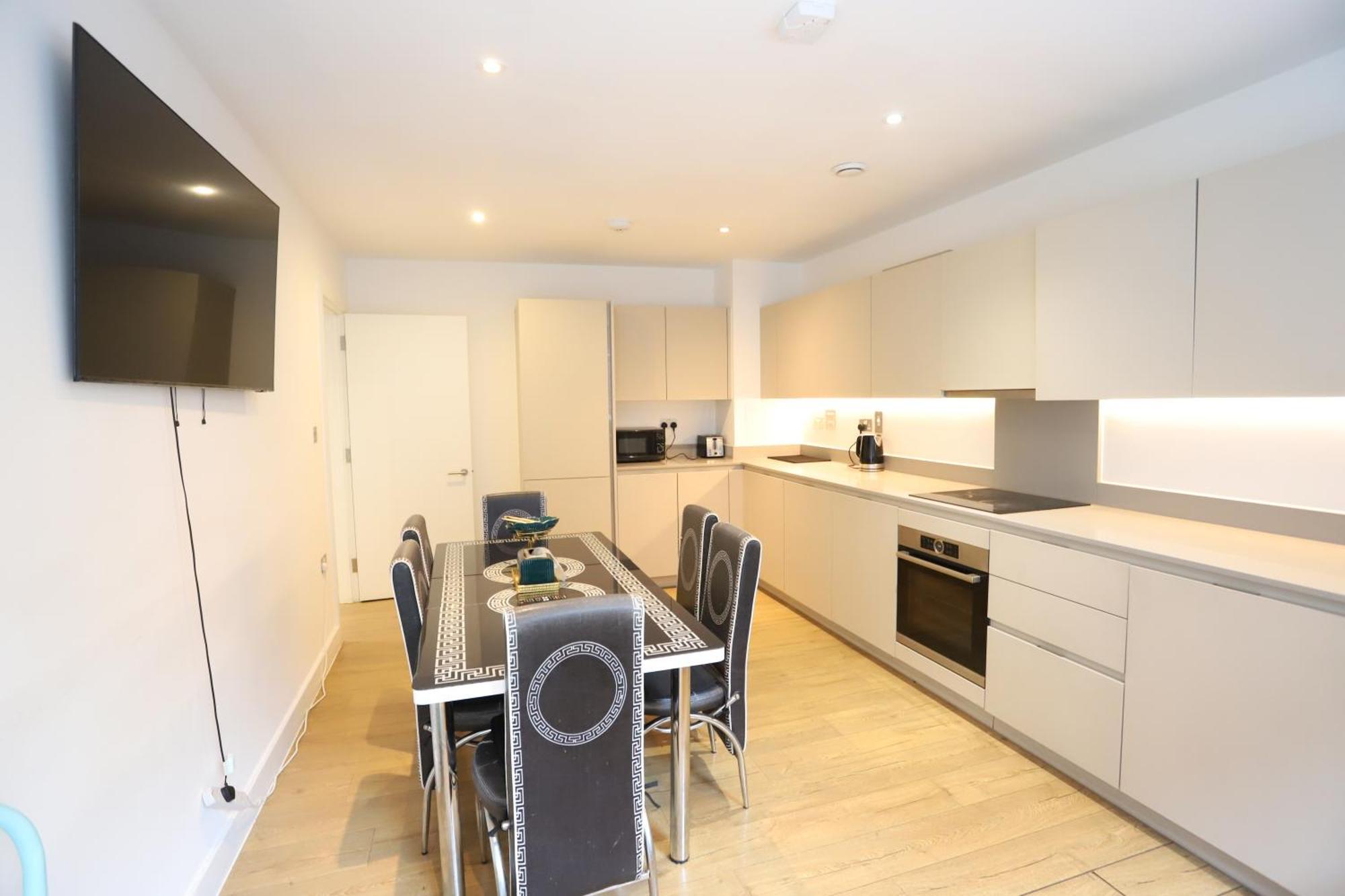 Spacious 3-story Retreat With Rooftop Terrace And Modern Amenities Leilighet