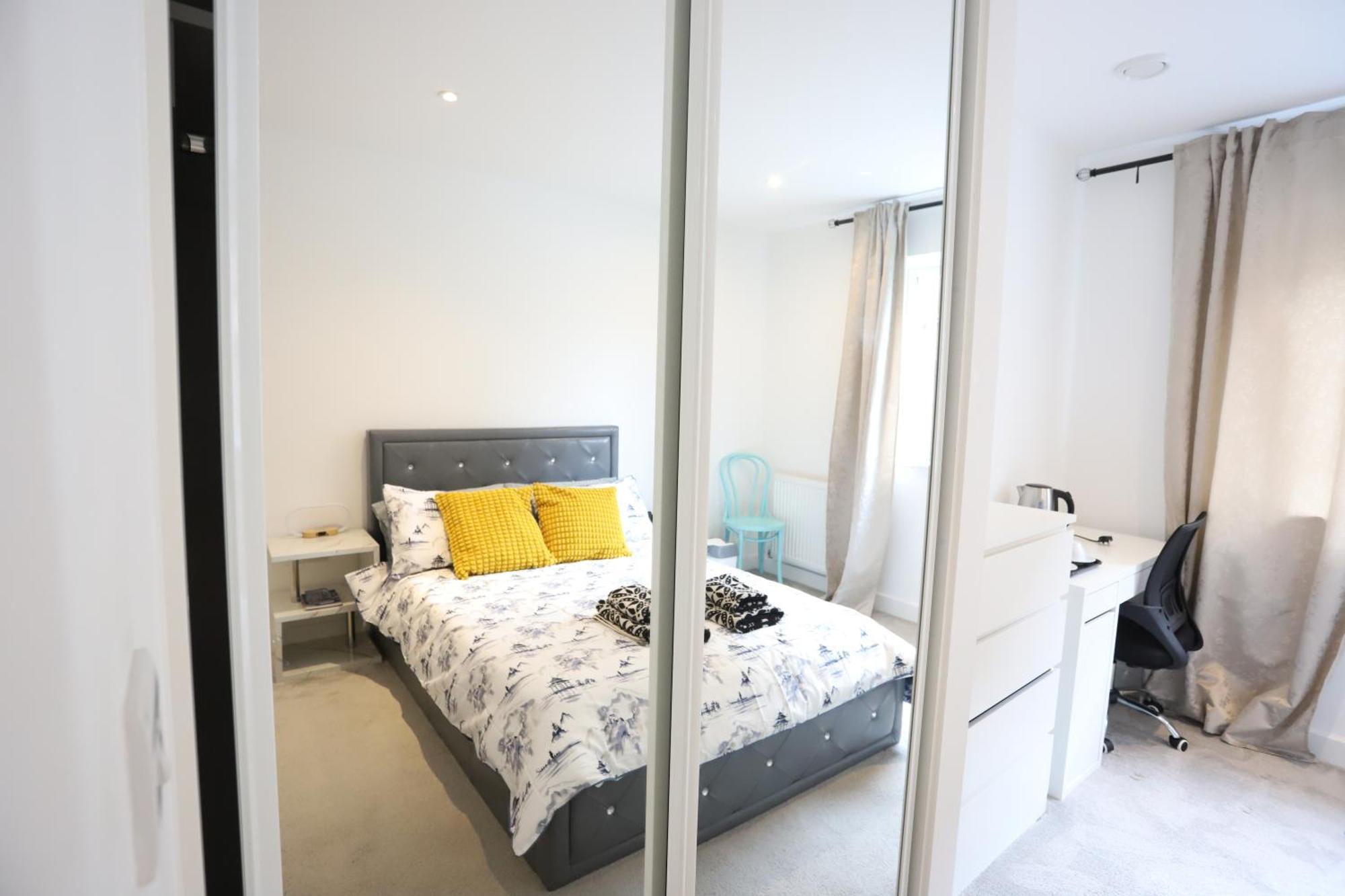 Leilighet Spacious 3-story Retreat With Rooftop Terrace And Modern Amenities