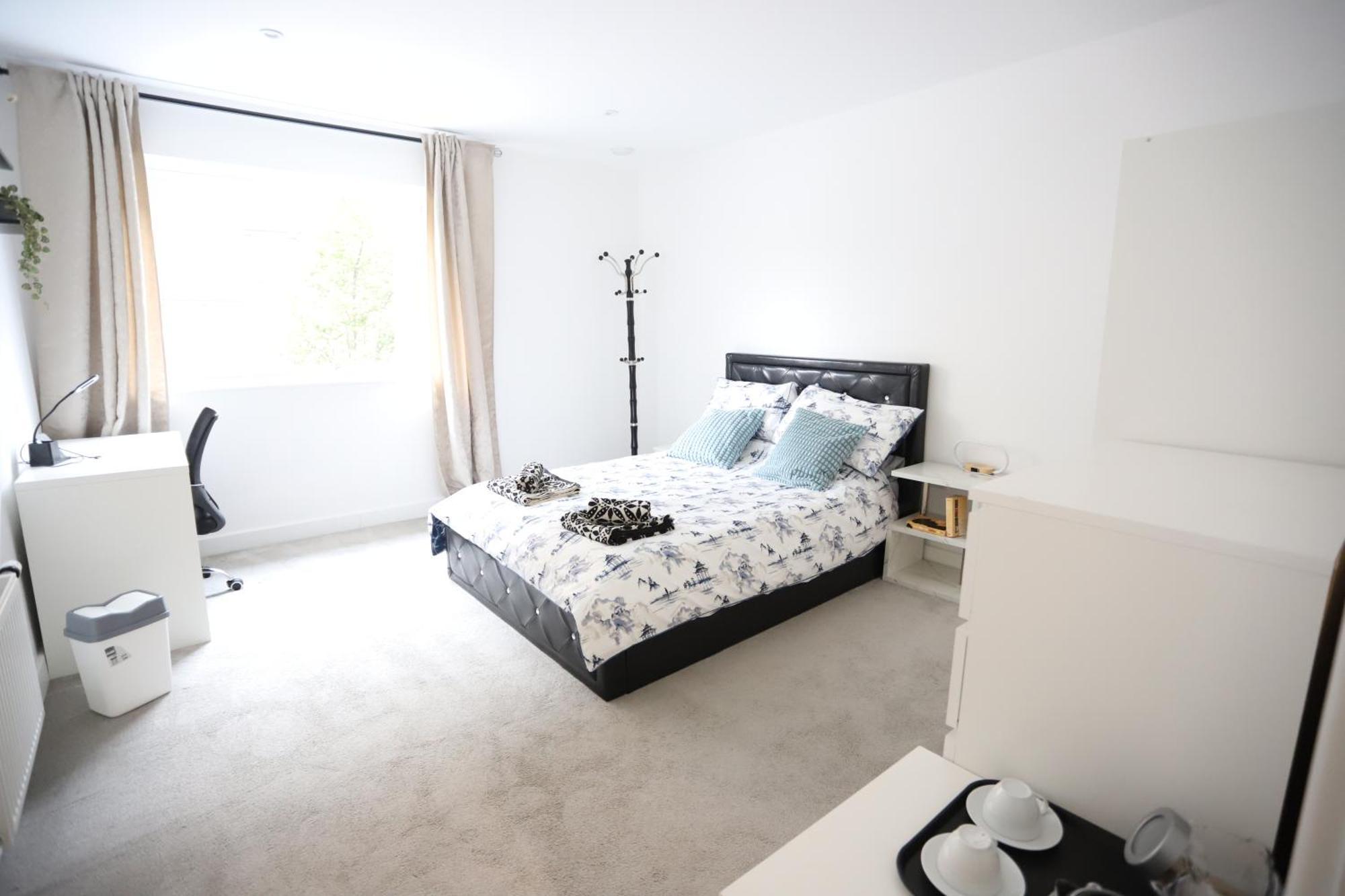 Leilighet Spacious 3-story Retreat With Rooftop Terrace And Modern Amenities