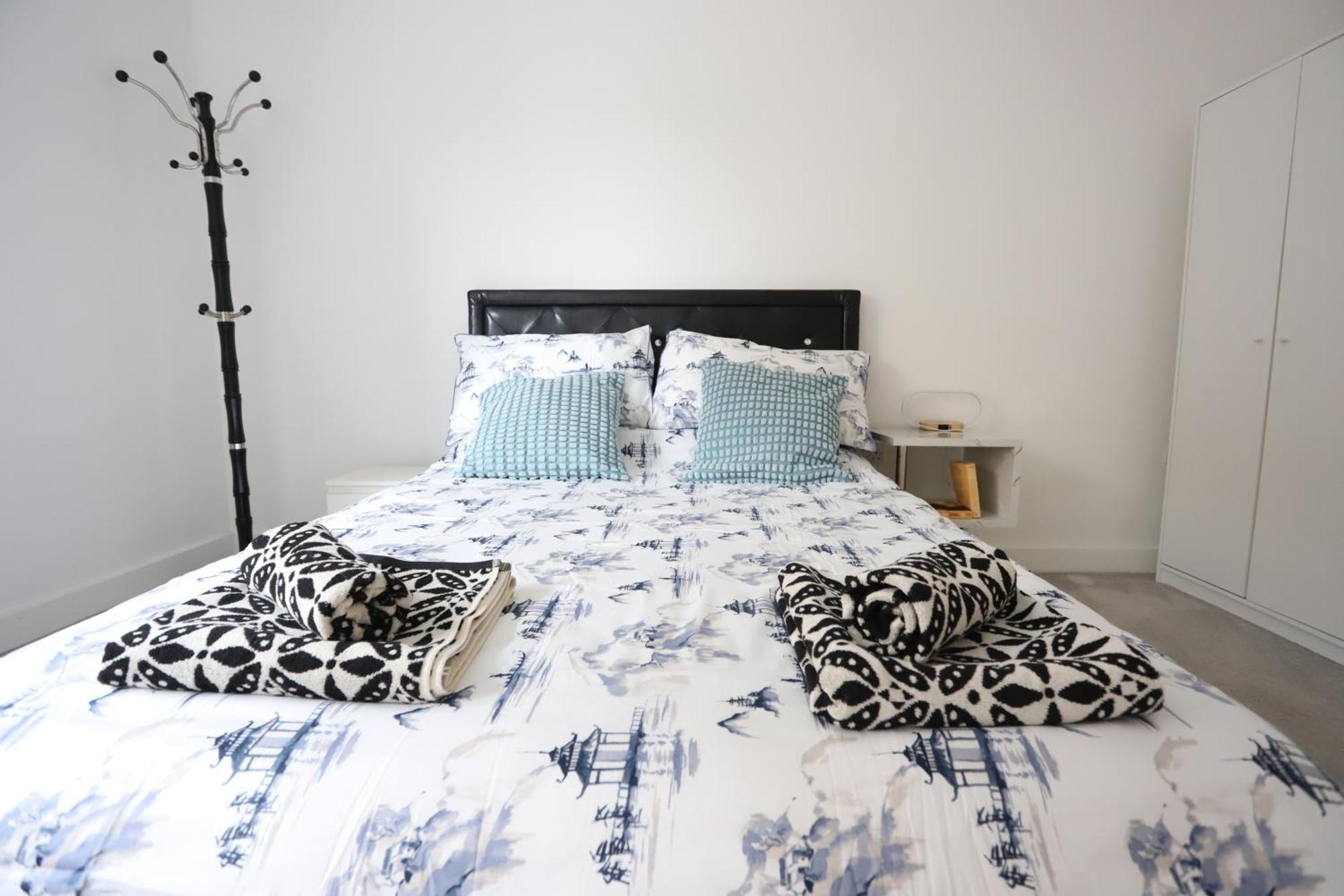 Leilighet Spacious 3-story Retreat With Rooftop Terrace And Modern Amenities *