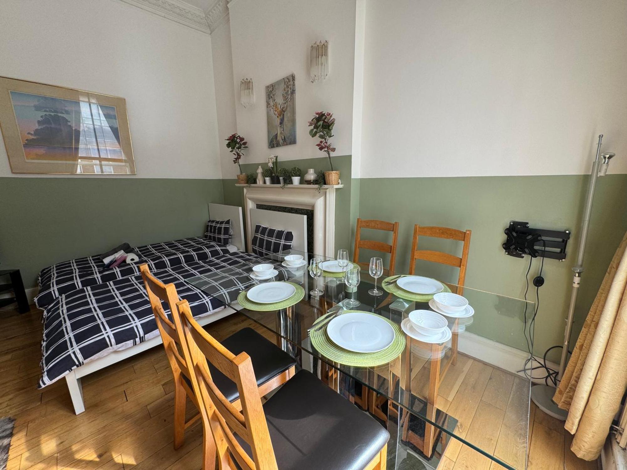 And Affordable Flat For 6 People In Zone 1 - Baker Street - With Breakfast Included Londra