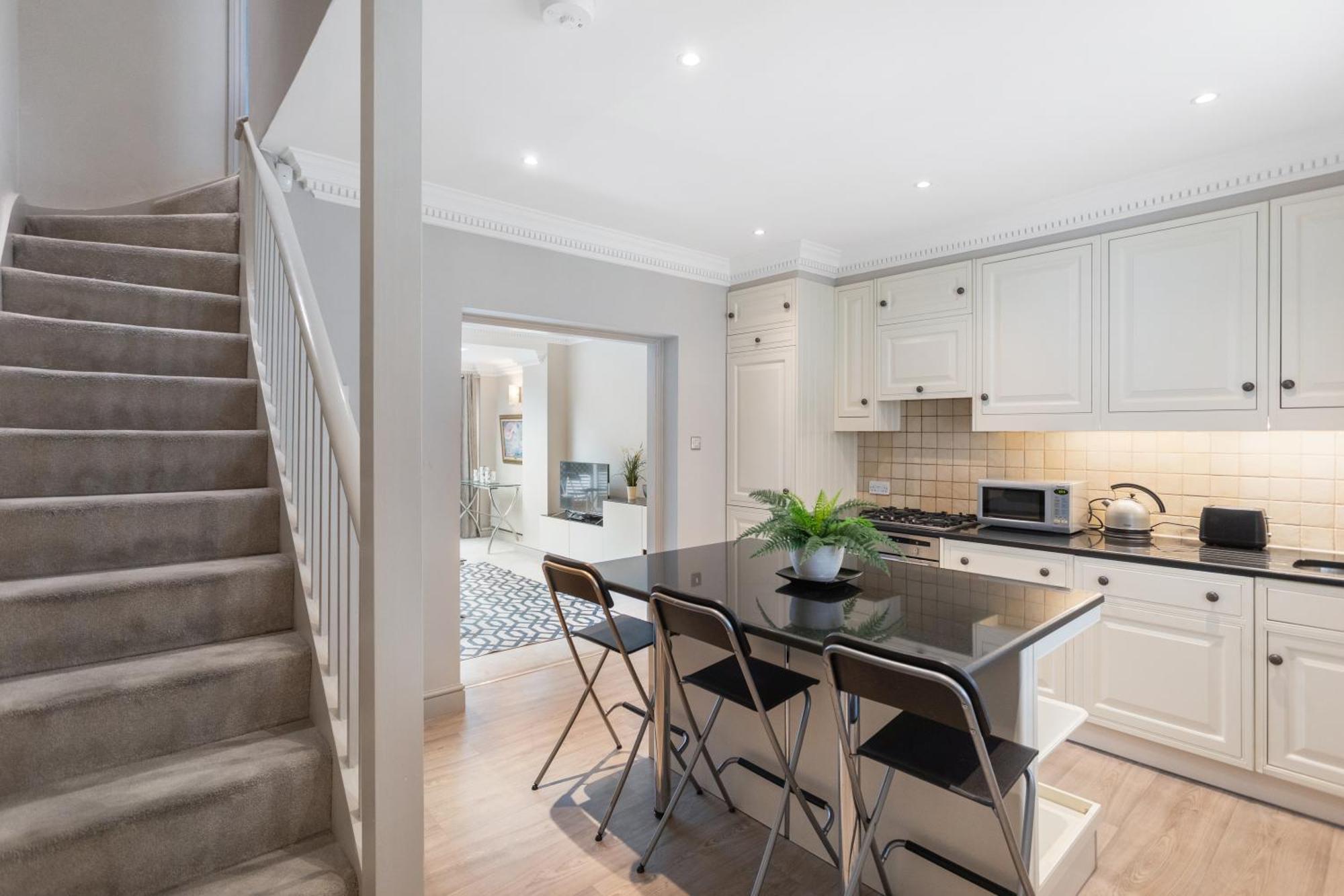 Stunning Knightsbridge 2bed Flat! Leilighet