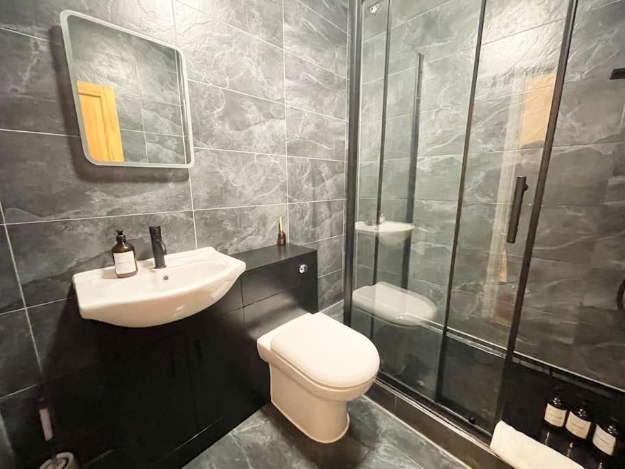 Lovely 1bdr Flat Next To Earls Court Station Leilighet London