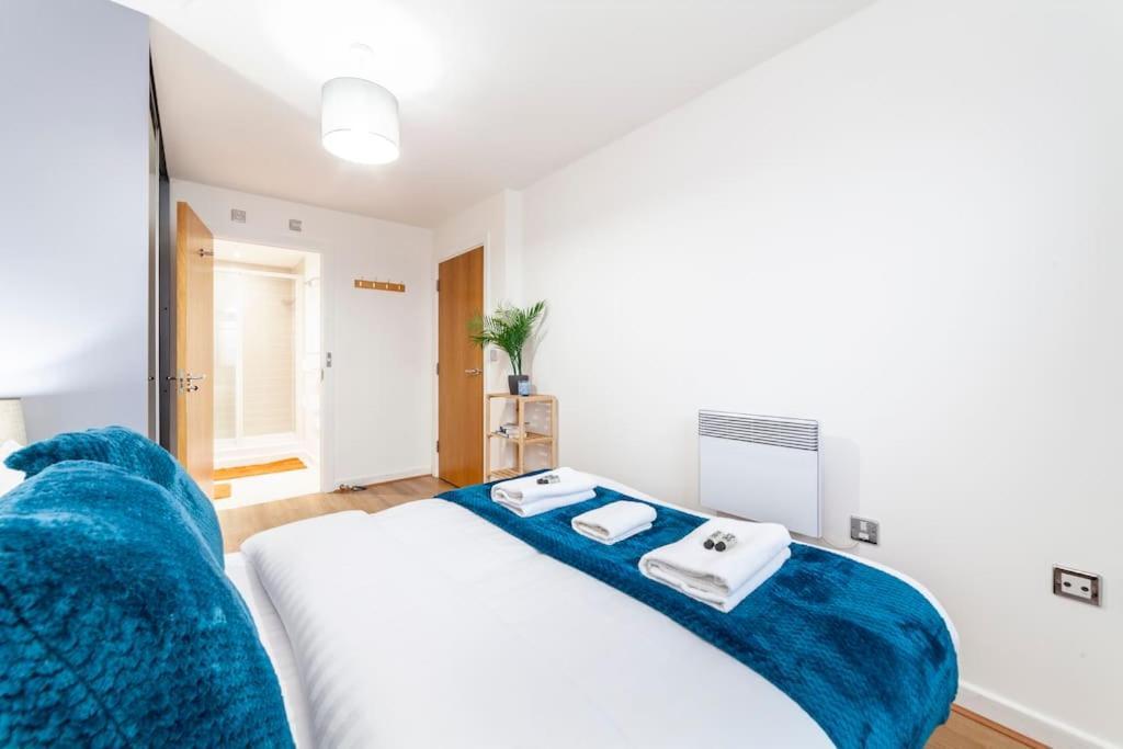 Modern 3 Beds 2 Bath Flat - Parking & Sleeps 6 Appartamento *