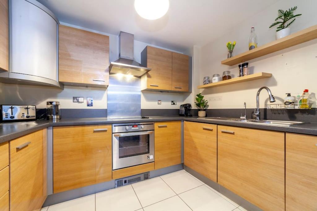 Modern 3 Beds 2 Bath Flat - Parking & Sleeps 6 Appartamento