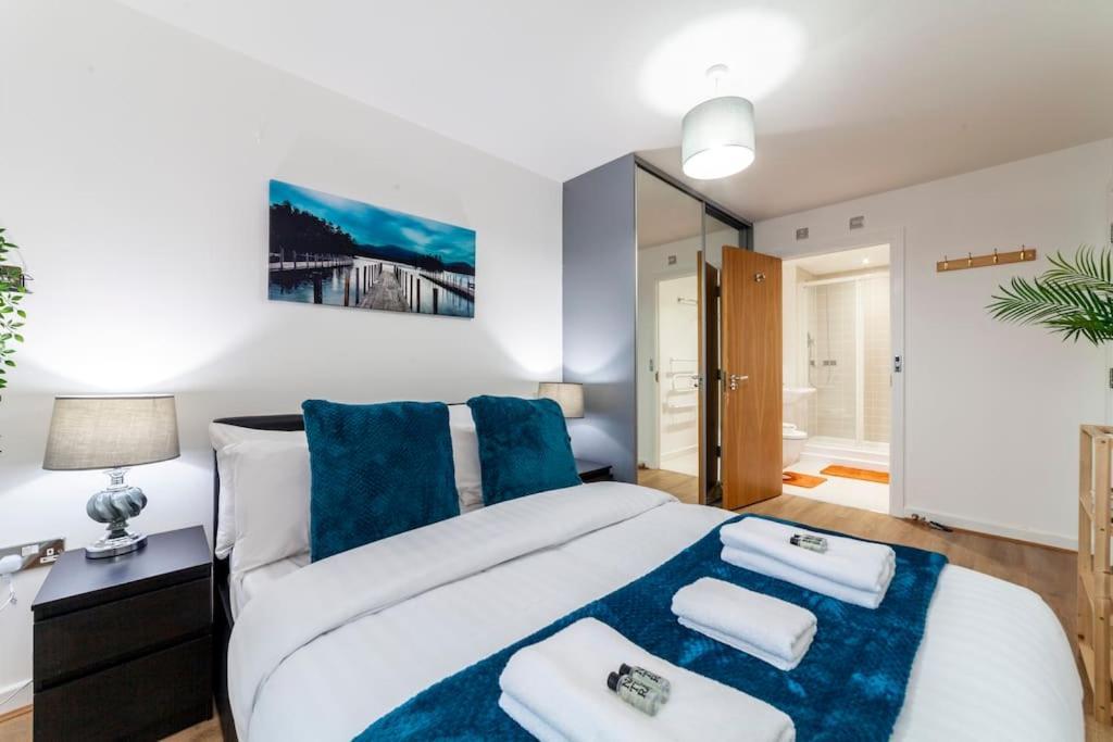 Modern 3 Beds 2 Bath Flat - Parking & Sleeps 6 Appartamento *