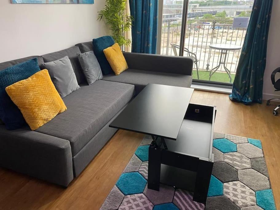Modern 3 Beds 2 Bath Flat - Parking & Sleeps 6 * Londra