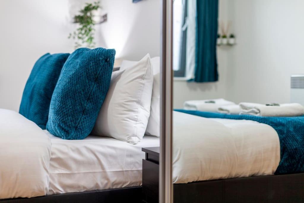 Modern 3 Beds 2 Bath Flat - Parking & Sleeps 6 * Londra