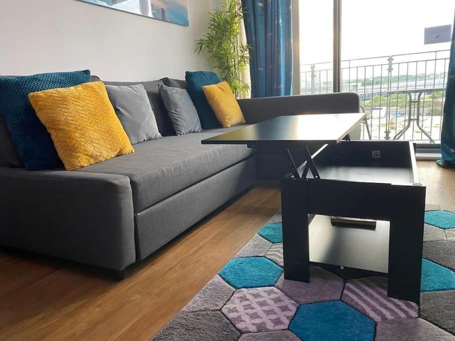 Modern 3 Beds 2 Bath Flat - Parking & Sleeps 6 * Londra
