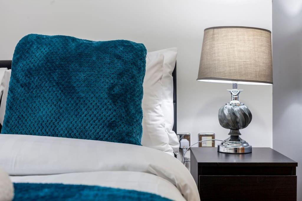Modern 3 Beds 2 Bath Flat - Parking & Sleeps 6 Appartamento
