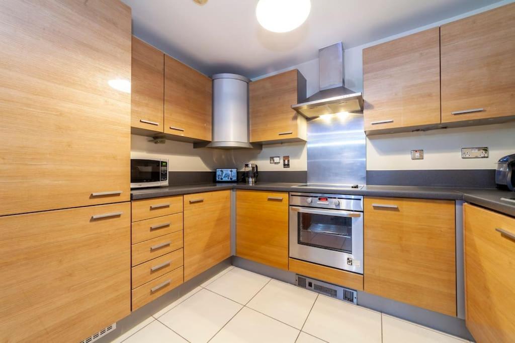 Modern 3 Beds 2 Bath Flat - Parking & Sleeps 6 Londra