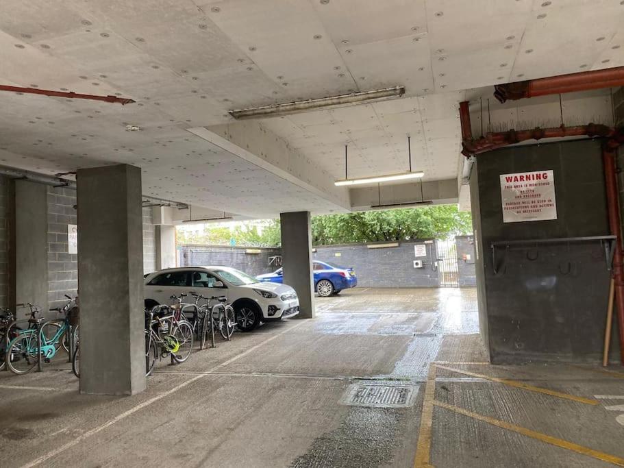 Modern 3 Beds 2 Bath Flat - Parking & Sleeps 6 Appartamento Londra
