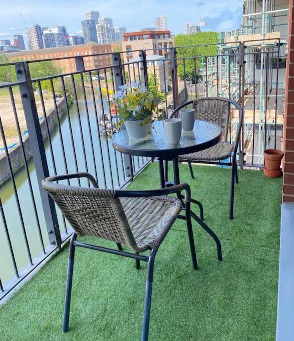 Modern 3 Beds 2 Bath Flat - Parking & Sleeps 6 * Londra
