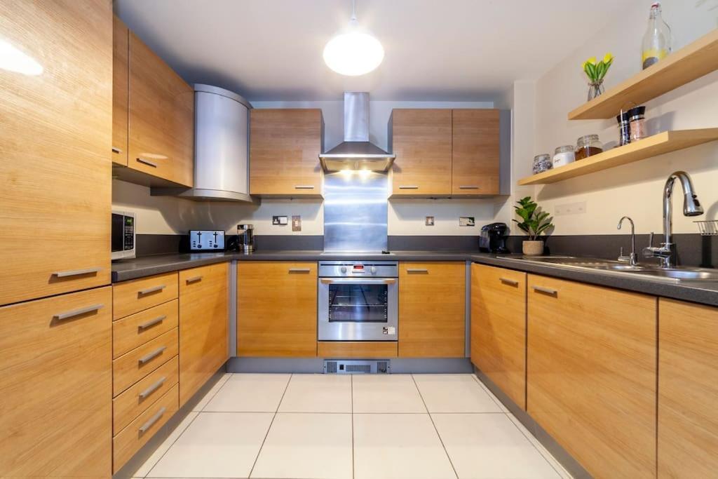 Modern 3 Beds 2 Bath Flat - Parking & Sleeps 6 * Londra