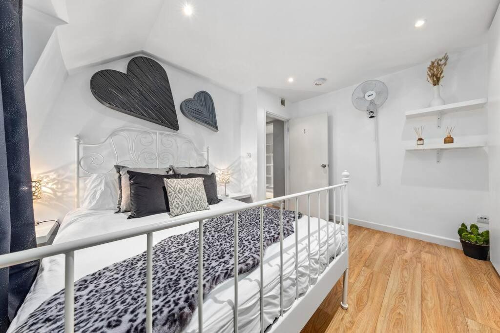 3 Bedroom Flat In Mayfair Hy4 Londen