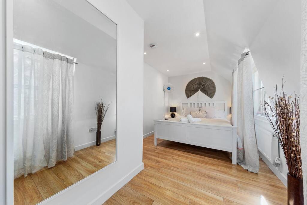 Apartment 3 Bedroom Flat In Mayfair Hy4 London