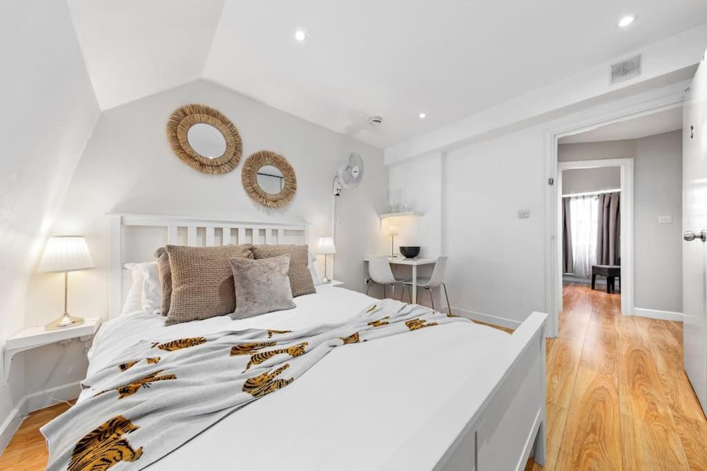 Apartment 3 Bedroom Flat In Mayfair Hy4 *