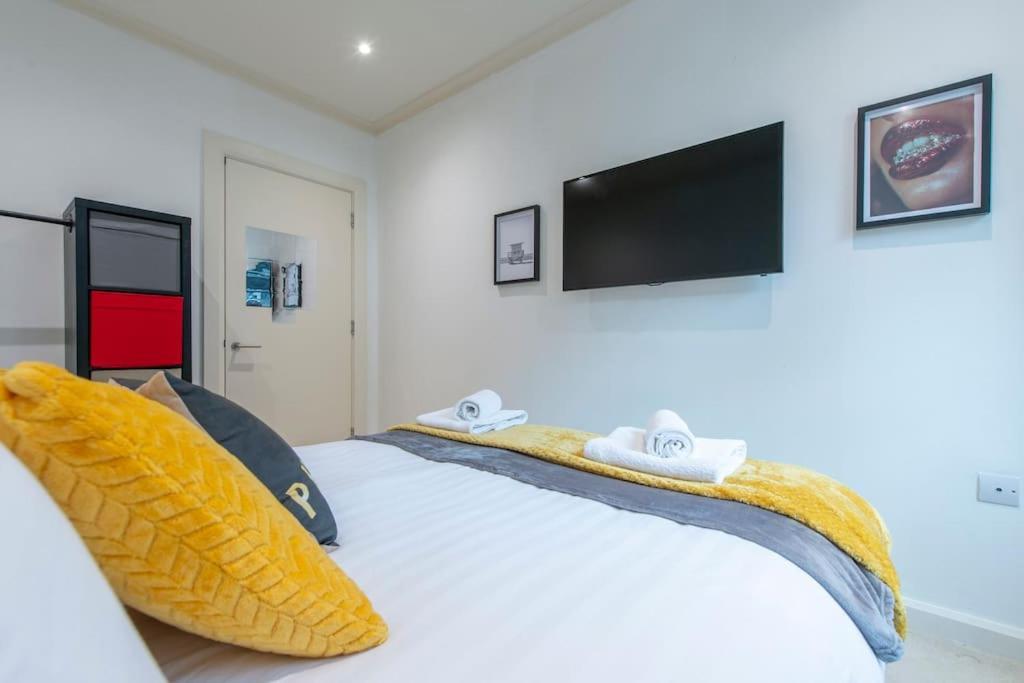 24hr Concierge, Gym, Pool, Museum, Shopping Centre Lägenhet *