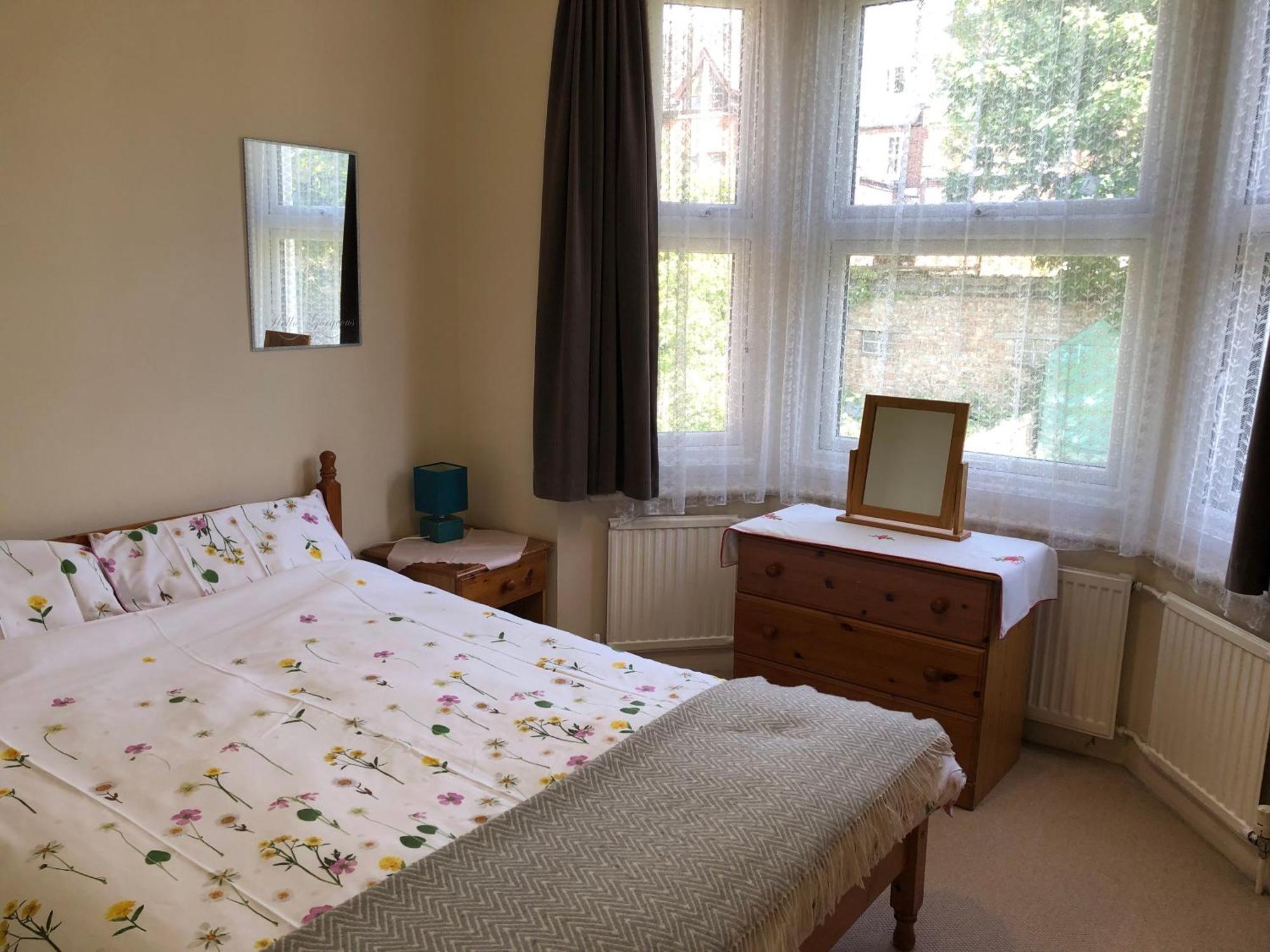 Spacious West 2 Bedroom Apartment London