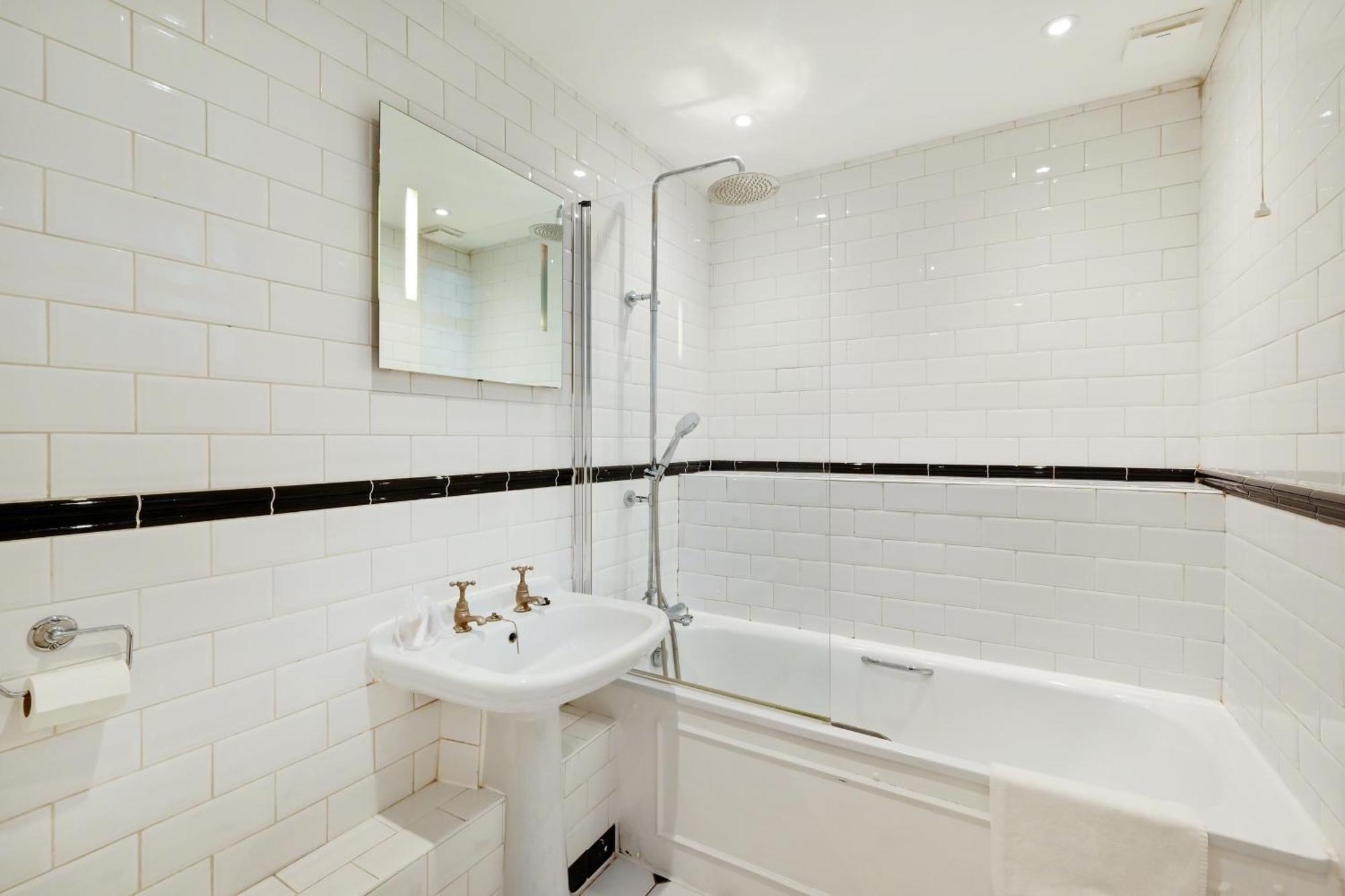 Spacious Soho On Quaint Cobbled Street Londres