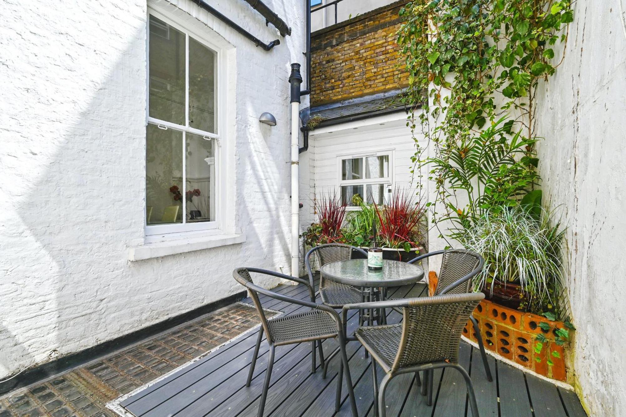 Spacious Soho On Quaint Cobbled Street Londres