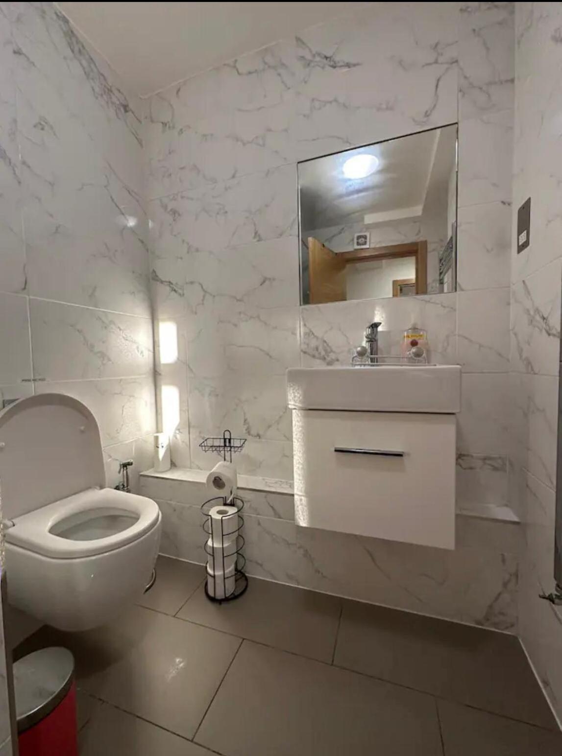 Stunning 2 Bedrooms, 2 Bathrooms Flat. * Londen