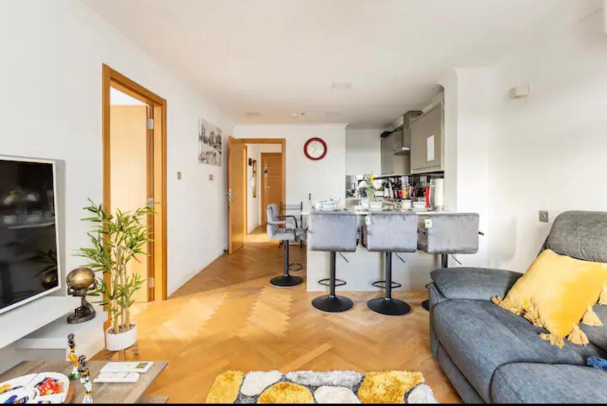 Stunning 2 Bedrooms, 2 Bathrooms Flat. * Londen