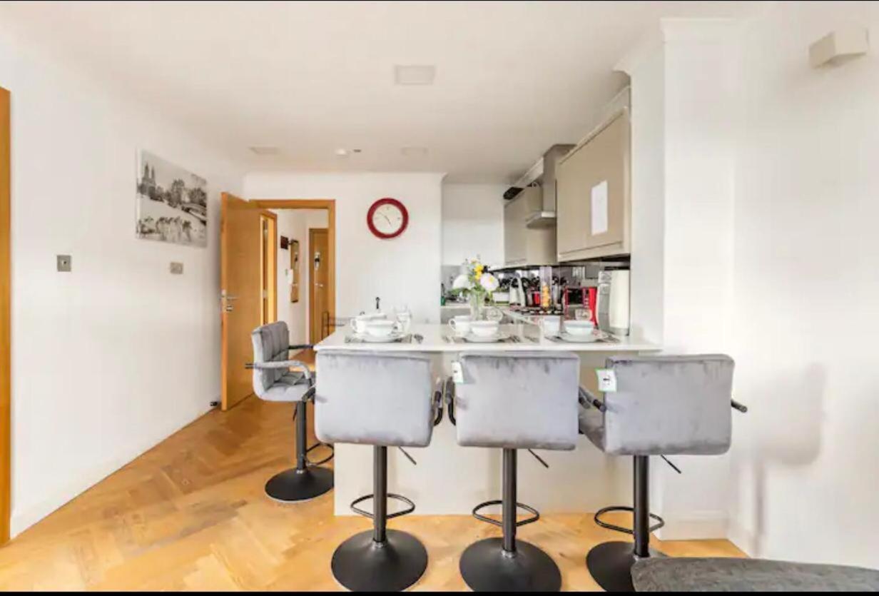Stunning 2 Bedrooms, 2 Bathrooms Flat. Appartement *