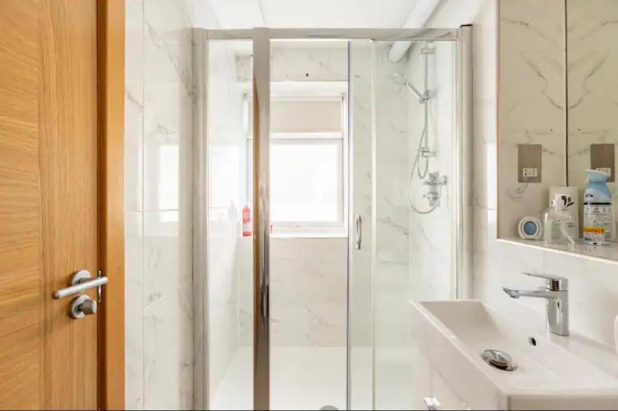 Stunning 2 Bedrooms, 2 Bathrooms Flat. * Londen