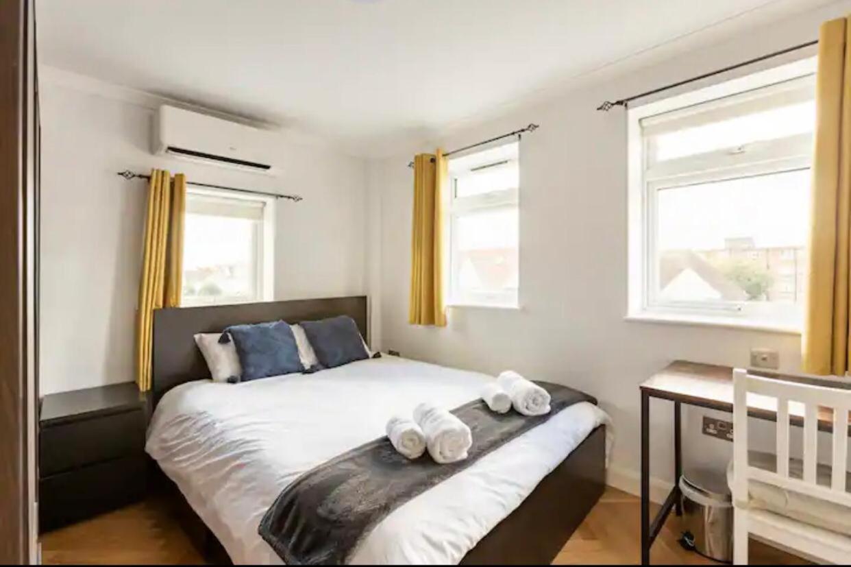 Stunning 2 Bedrooms, 2 Bathrooms Flat. Appartement