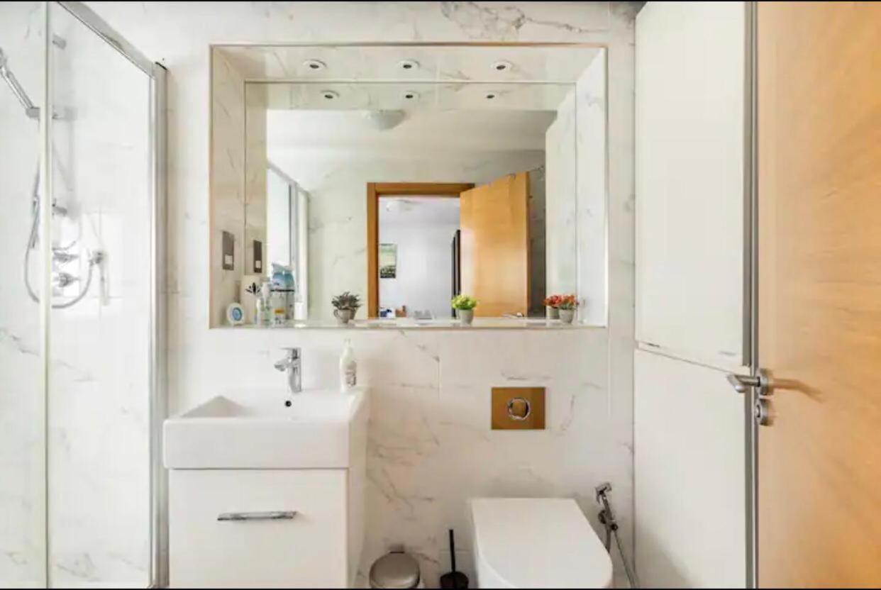 Stunning 2 Bedrooms, 2 Bathrooms Flat. Appartement *